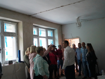 Na zdjęciu Komisja Rady Miejskiej w Tychowie podczas posiedzenia wyjazdowego 20 maja 2022 r. na budowie w świetlicy wiejskiej w Starym Dębnie.