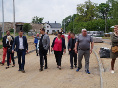 Na zdjęciu Komisja Rady Miejskiej w Tychowie podczas posiedzenia wyjazdowego 20 maja 2022 r. wizyta na budowie drogi w Kikowie.