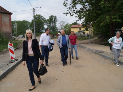 Na zdjęciu Komisja Rady Miejskiej w Tychowie podczas posiedzenia wyjazdowego 20 maja 2022 r.