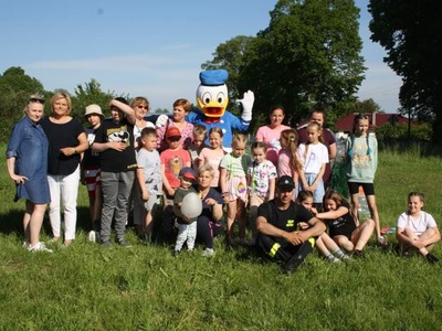 Dzień dziecka w Borzysławiu -na zdjęciu grupa dzieci