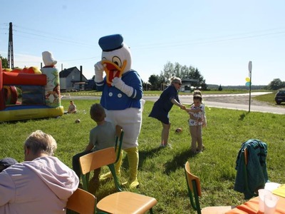 Dzień dziecka w Borzysławiu -na zdjęciu maskotka kaczor donald 