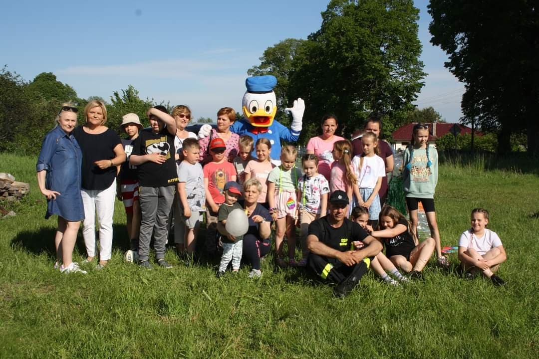 Dzień dziecka w Borzysławiu -na zdjęciu grupa dzieci 