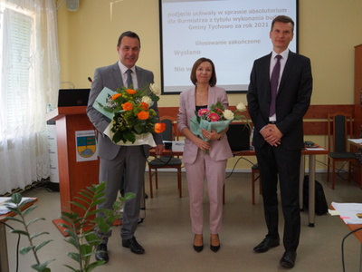 Na zdjęciu Burmistrz Tychowa, Skarbnik Gminy oraz Przewodniczący Rady Miejskiej w Tychowie