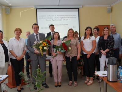 Wręczenie gratulacji dla Burmistrza i Skarbnika Gminy z uzyskania absolutorium.