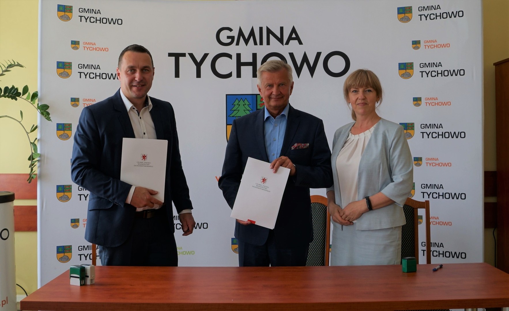 Na zdjęciu burmistrz Robert Falana, Członek Zarządu Woj. Zach. Pom. Stanisław Wziątek oraz z-ca Skarbnika Irena Kozłowska