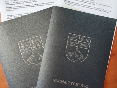 Zdjęcie przedstawia umowy o dofinansowanie.