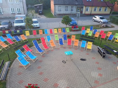 Na zdjęciu przygotowana do kina plenerowego - zakupione leżaczki.