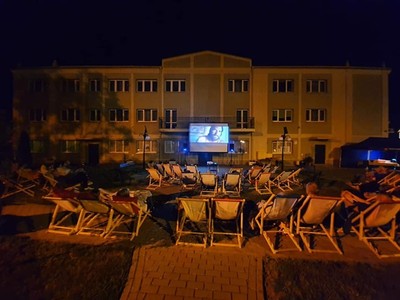 Na zdjęciu kino plenerowe przed budynkiem Gminnego Ośrodka Kultury w Tychowie.

