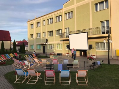 Przygotowania do plenerowego kina - Mały Festiwal Filmowy. Integracja Ty i Ja

