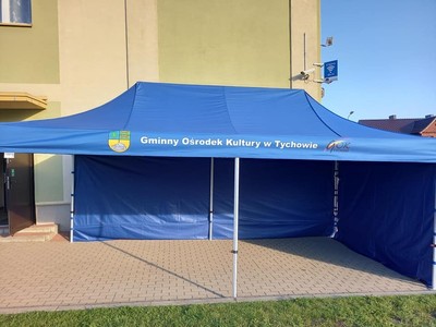 Na zdjęciu namiot zakupiony z projektu. Przygotowania do kina plenerowego.

