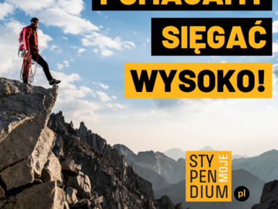 Na zdjęciu znajduje się człowiek na szczycie gór oraz napis Pomagamy sięgać wysoko