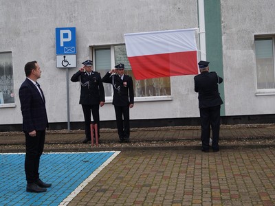 na zdjęciu burmistrz Tychowa Robert Falana oraz Druhowie Ochotniczej Straży Pożarnej w Tychowie wciągający flagę Rzeczpospolitej Polskiej na maszt przed Urzędem Miejskim