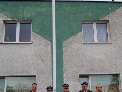 Na zdjęciu od lewej burmistrz Tychowa Robert Falana, Druhowie OSP w Tychowie oraz zastępca burmistrza Tychowa Jacek Marcinkowski