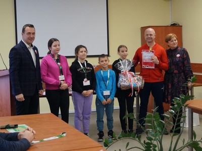 wręczenie nagród finału Gry Miejskiej w Urzędzie Miejskim w Tychowie od lewej burmistrz Tychowa Robert Falana i  przedstawiciele drużyny Szkoły Podstawowej w Dobrowie wraz z ich nauczycielem Grzegorzem Giedrojciem oraz dyrektor GOK w Tychowie Lucyna Michalak