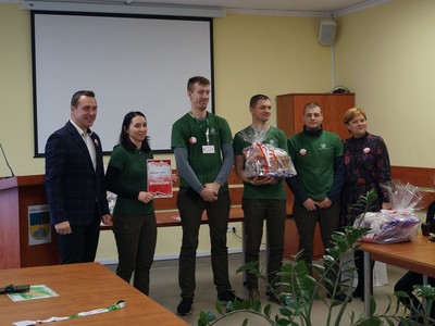 wręczenie nagród finału Gry Miejskiej w Urzędzie Miejskim od lewej burmistrz Tychowa Robert Falana i  przedstawiciele drużyny Nadleśnictwa w Tychowie oraz dyrektor GOK w Tychowie Lucyna Michalak