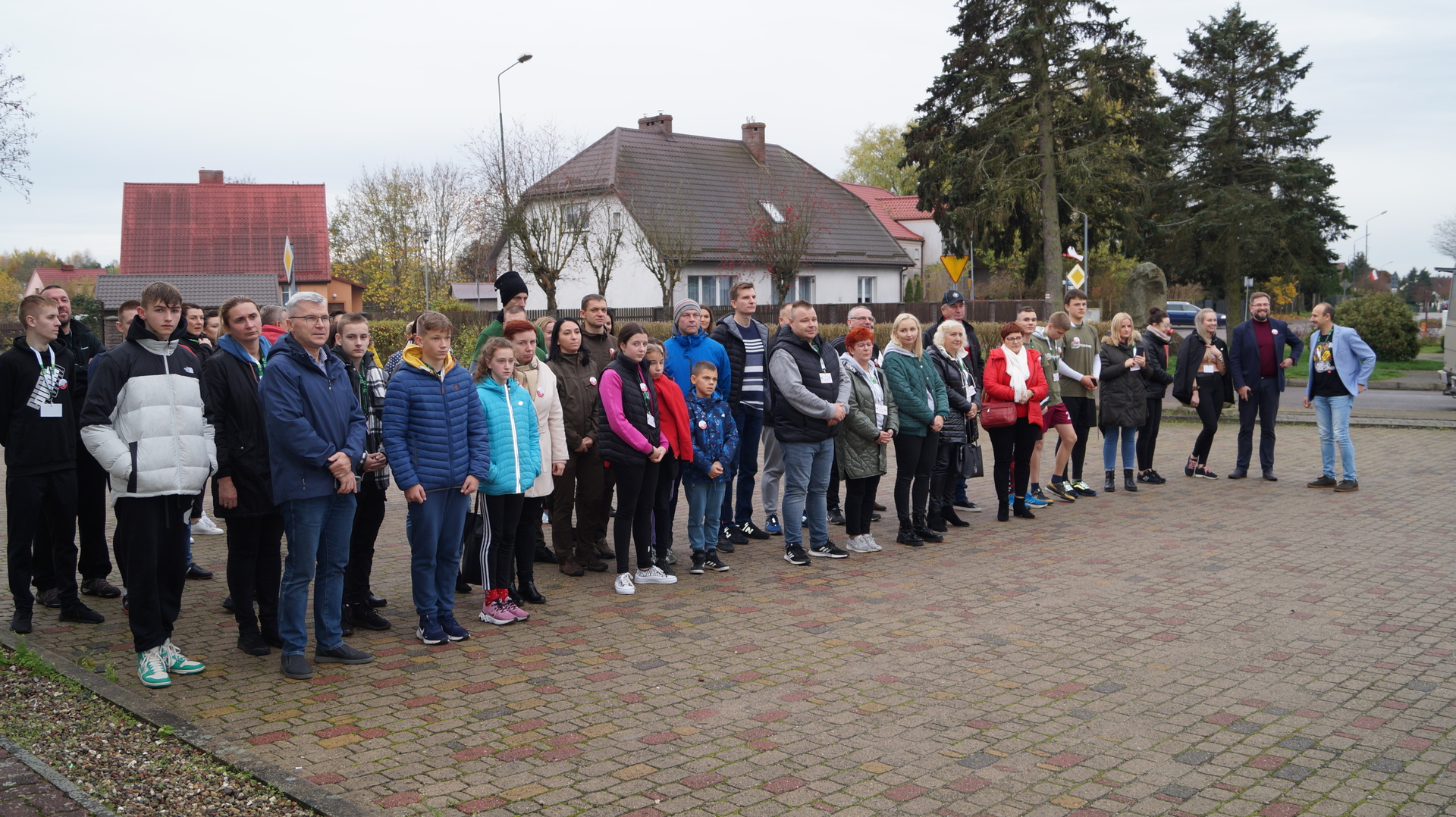zdjęcie przedstawia uczestników Gry Miejskiej zorganizowanej w ramach obchodów Narodowego Dnia Niepodległości
