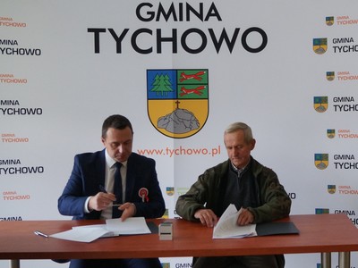 na zdjęciu podpisanie umowy przez burmistrza Roberta Falanę oraz wykonawcę „GRAND” Kazimierz Ligus- na realizację zadania pn.:  "PSZOK" w Tychowie