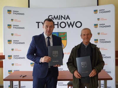na zdjęciu burmistrz Robert Falana oraz wykonawca umowy na realizację zadania pn.:  "PSZOK" w Tychowie  „GRAND” Kazimierz Ligus