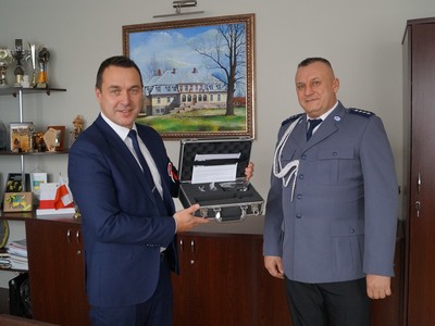 na zdjęciu od lewej burmistrz Tychowa Robert Falana oraz kierownik Posterunku Policji w Tychowie Mariusz Janisz