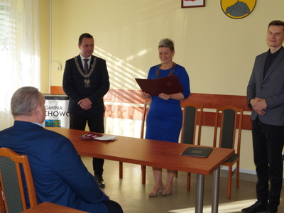 na zdjęciu burmistrz Tychowa Robert Falana, kierownik USC Mariola Liksza, Przewodniczący RM w Tychowie Paweł Kowalski oraz Państwo Sołtysowie
