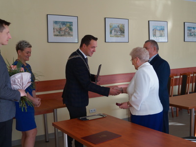 na zdjęciu burmistrz Tychowa Robert Falana, kierownik USC Mariola Liksza, Przewodniczący RM w Tychowie Paweł Kowalski oraz Państwo Sołtysowie
