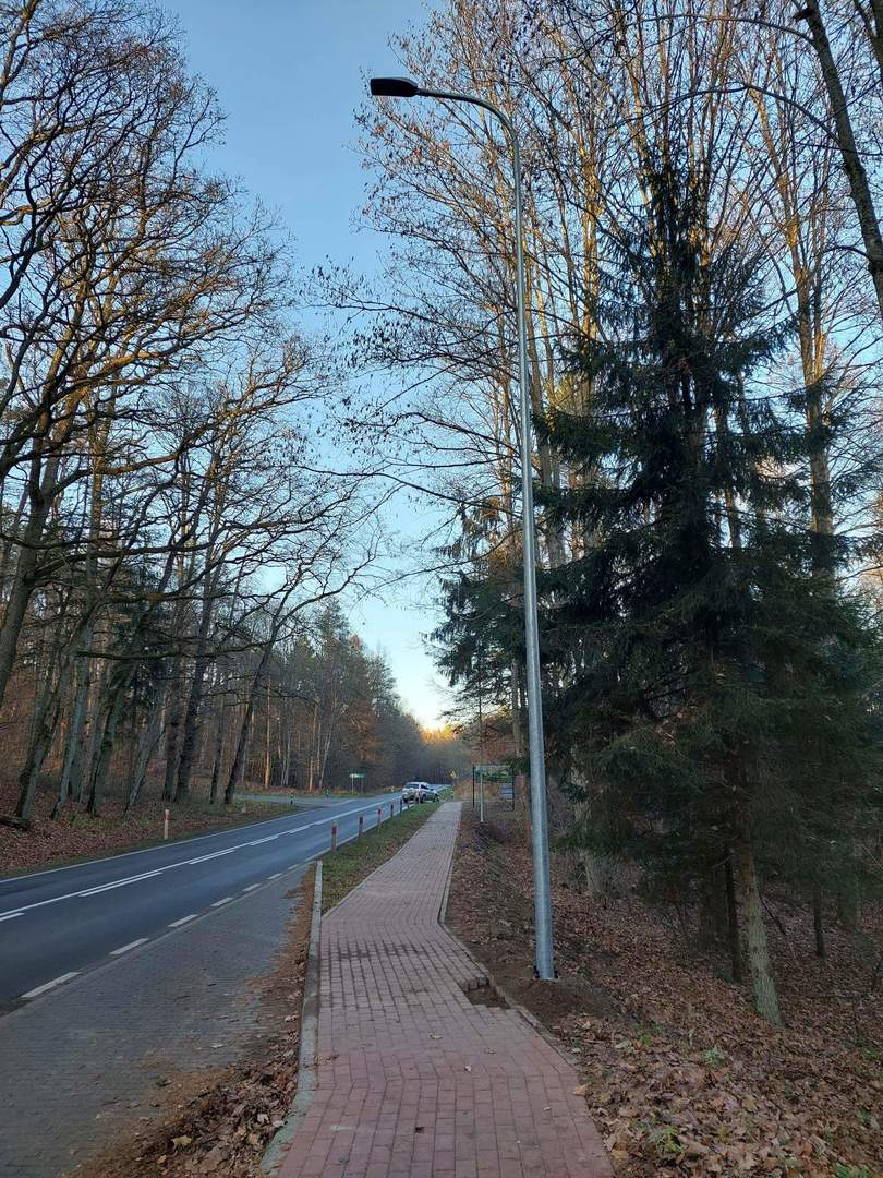 zdjęcie przedstawiające realizację inwestycji doświetlenia skrzyżowania oraz przystanku autobusowego przy drodze wojewódzkiej 167 w Bukówku