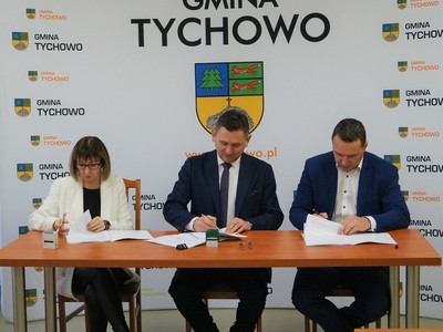  na zdjęciu od lewej: Skarbnik Gminy Tychowo- Żaneta Zienkiewicz-Osiecka, Wicemarszałek-Tomasz Sobieraj, oraz  Robert Falana-Burmistrz Tychowa.