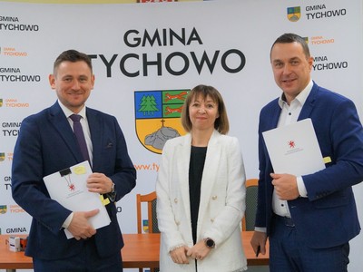  na zdjęciu od lewej: Wicemarszałek-Tomasz Sobieraj, Skarbnik Gminy Tychowo- Żaneta Zienkiewicz-Osiecka, oraz  Robert Falana-Burmistrz Tychowa.