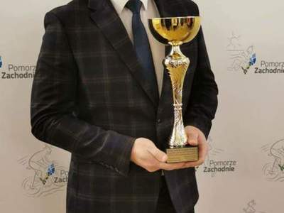 na zdjęciu burmistrz Tychowa Robert Falana z nagrodą za IV miejsce w Polsce w 28 SPORTOWYM TURNIEJU MIAST I GMIN 