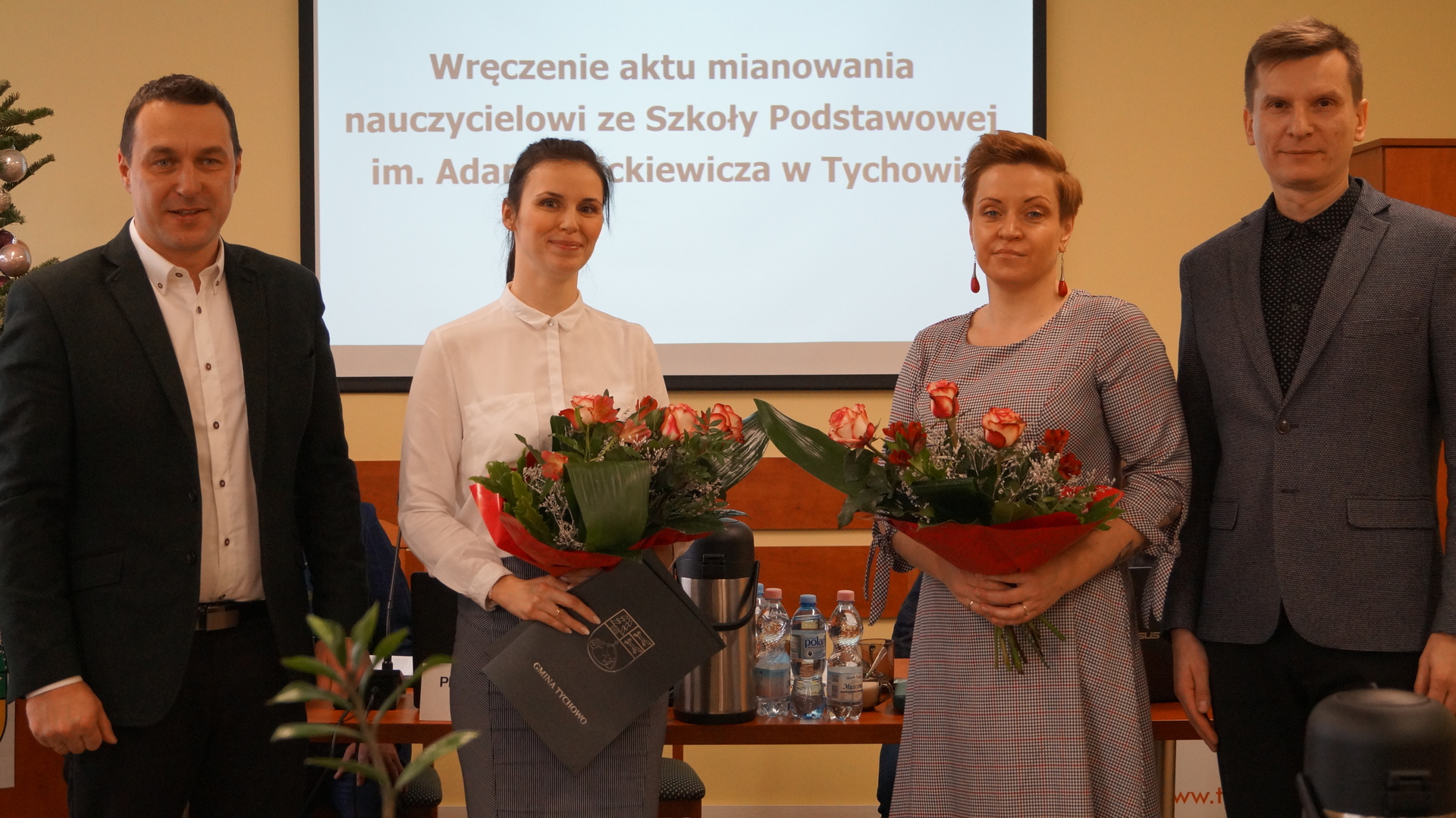 Na zdjęciu od lewej: Burmistrz Tychowa- Robert Falana, Kinga Kowalska, Karolina Szyderska, Przewodniczącym Rady Miejskiej w Tychowie- Piotr Kowalski 