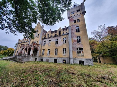 na zdjęciu Pałac w Dobrowie