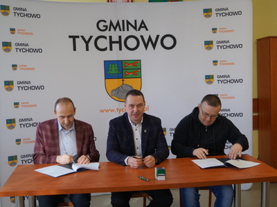 na zdjęciu od lewej: •	Prezes GMLKS „GŁAZ” Tychowo Jacek Marcinkowski, Burmistrz Tychowa Robert Falana oraz Wiceprezes Roman Ryszewski