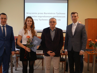na zdjęciu wręczenie nagrody burmistrza Tychowa dla Małgorzaty Maślak
