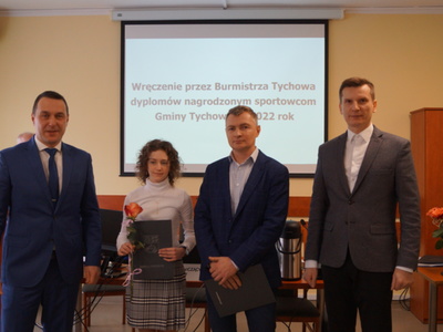 na zdjęciu wręczenie nagrody burmistrza Tychowa dla Zofii Szyderskiej