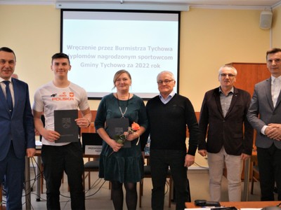 na zdjęciu wręczenie nagrody burmistrza Tychowa dla Jakuba Krawczyka