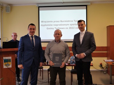 na zdjęciu wręczenie nagrody burmistrza Tychowa dla Zbigniewa Cabaja