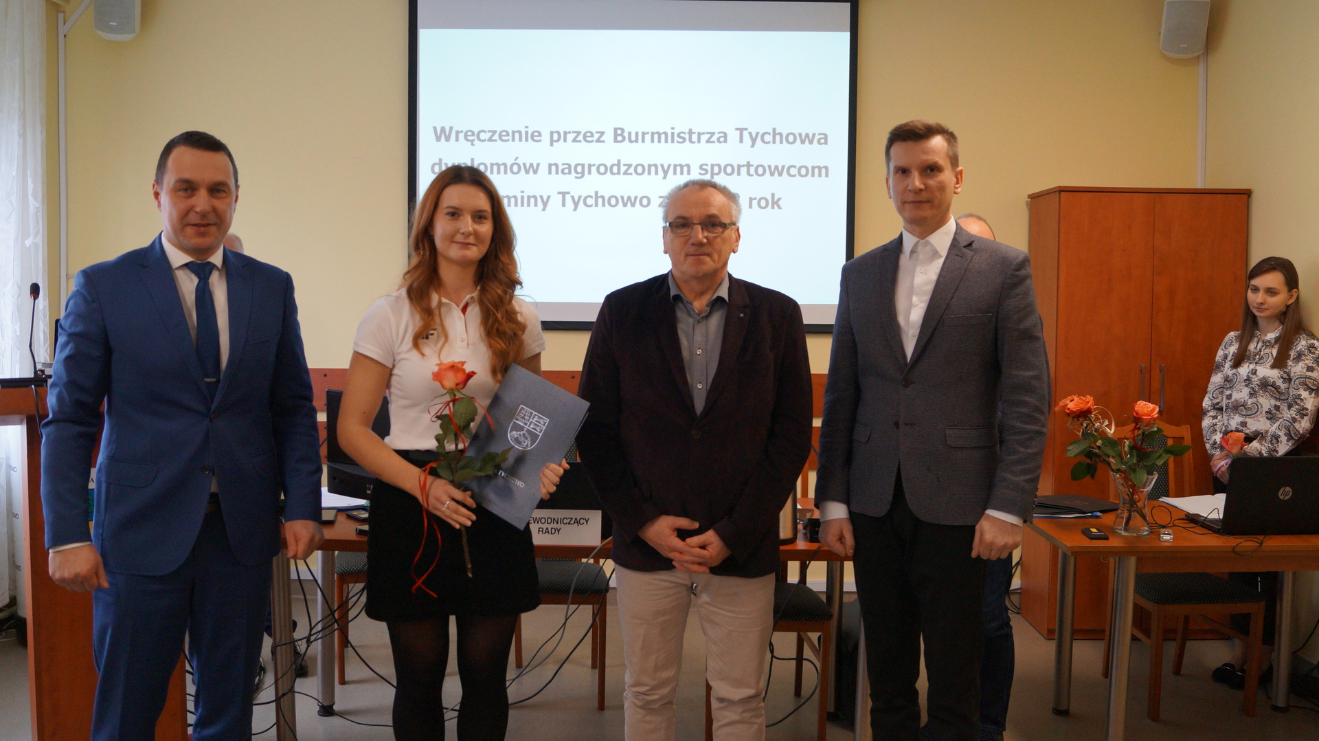 na zdjęciu wręczenie nagrody burmistrza Tychowa dla Małgorzaty Maślak