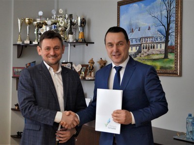 na zdjęciu od lewej: Wicemarszałek Województwa Zachodniopomorskiego - Tomasz Sobieraj oraz Burmistrz Tychowa - Robert Falana