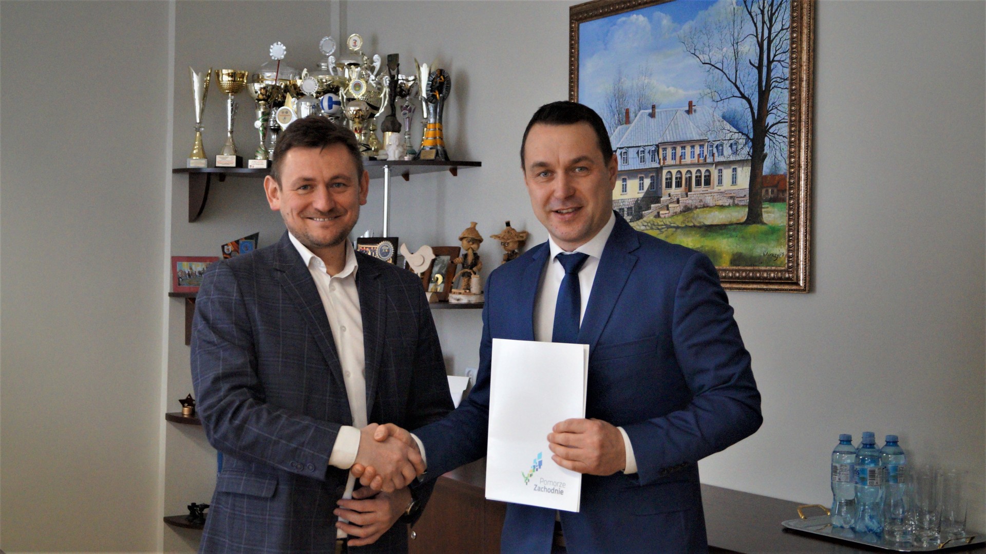na zdjęciu od lewej: Wicemarszałek Województwa Zachodniopomorskiego - Tomasz Sobieraj oraz Burmistrz Tychowa - Robert Falana
