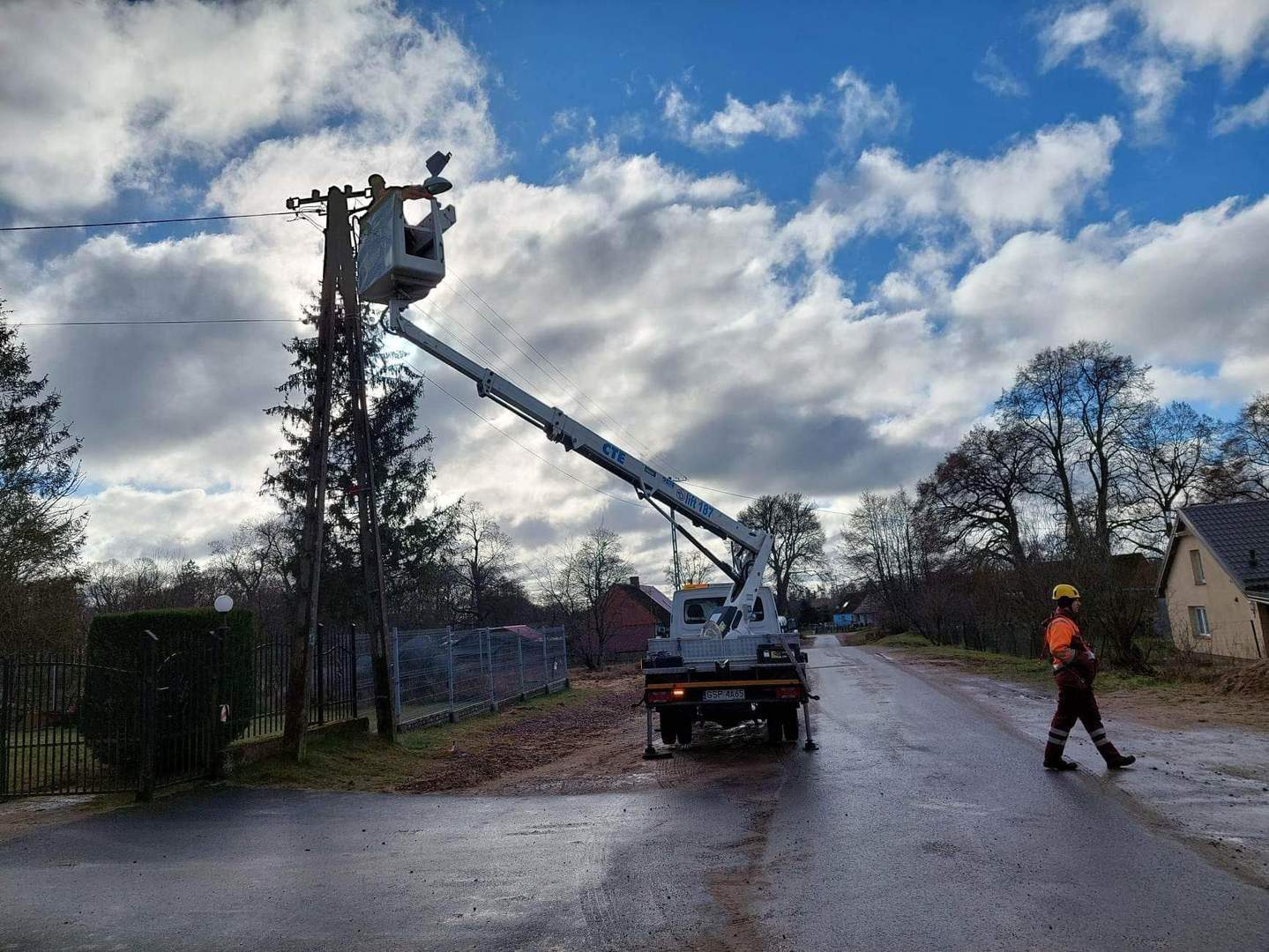 zdjęcia przedstawiające modernizację oświetlenia ulicznego w Gminie Tychowo