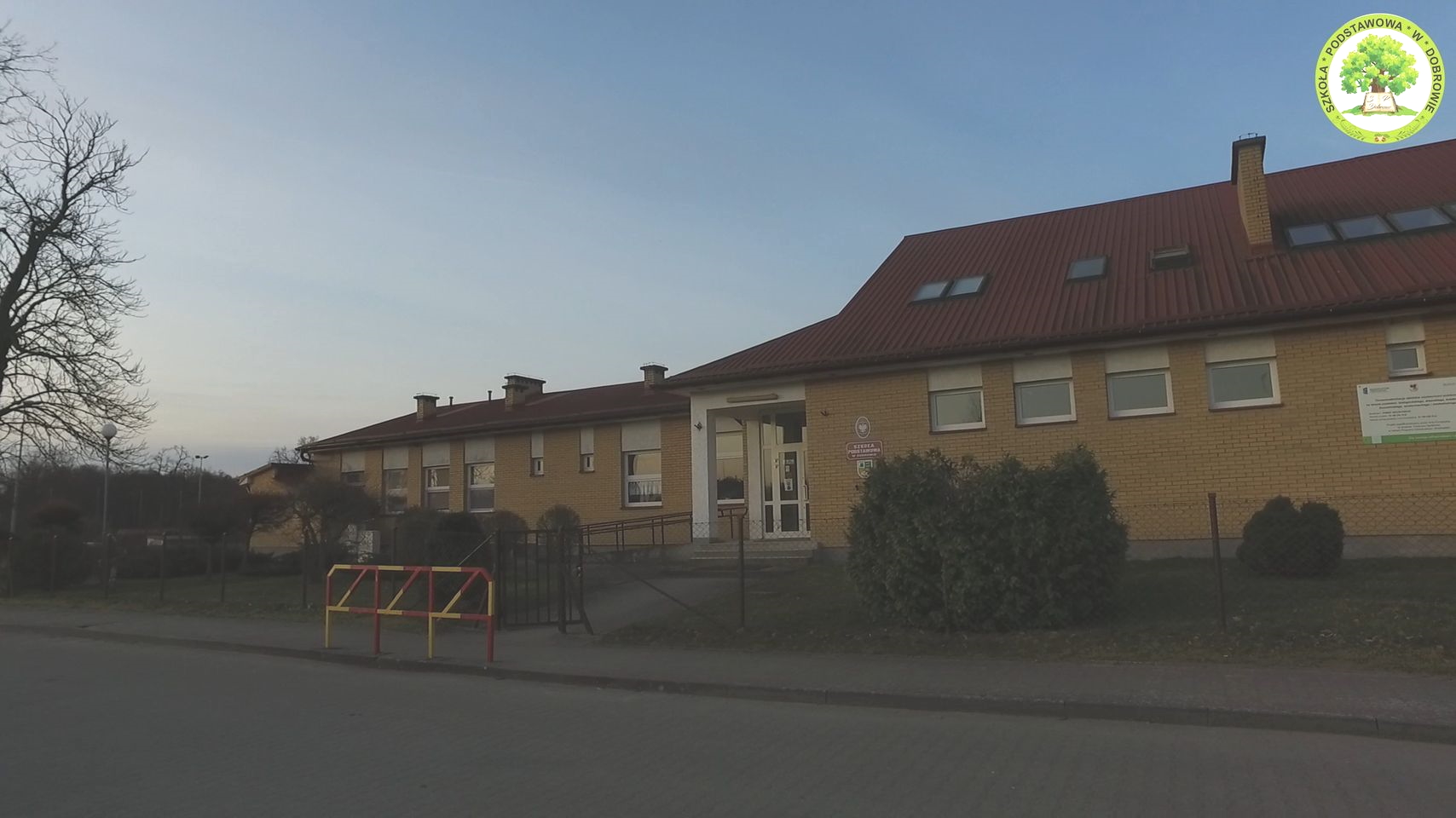 na zdjęciu Szkoła Podstawowa i oddział przedszkolny w Dobrowie
