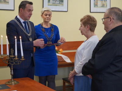 Wręczenie medali za długoletnie pożycie małżeńskie państwa Chwała 