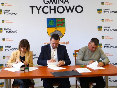 na zdjęciu od lewej skarbnik Żaneta Zienkiewicz-Osiecka, burmistrz Robert Falana i Zbigniew Sawicki