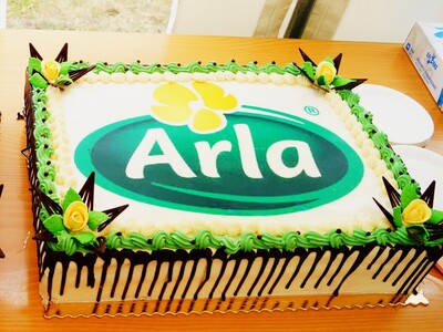 na zdjęciu tort z okazji uroczystgo otwarcia nowej elektrowni słonecznej na terenie firmy Arla Foods w Tychowie-14.03.2023 r.
