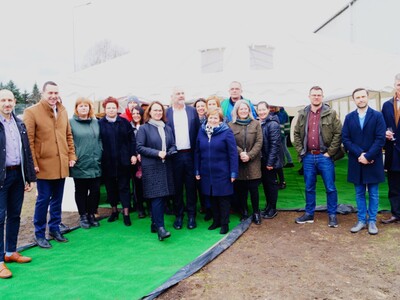na zdjęciu uroczyste otwarcie nowej elektrowni słonecznej na terenie firmy Arla Foods w Tychowie-14.03.2023 r.