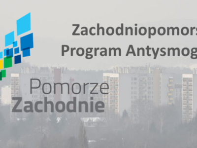 W tle widać budynki i bloki. Duży napis zachodniopomorski Program Antysmogowy oraz Pomorze Zachodnie.