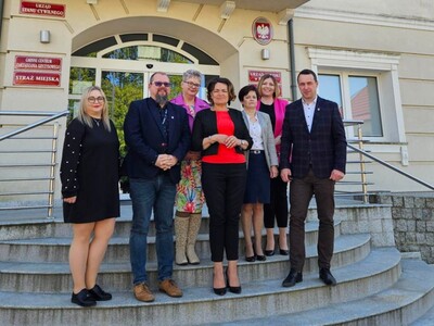Na zdjęciu partnerzy projektu przed budynkiem Urzędu Miejskiego w Bobolicach
