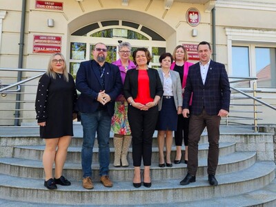 Na zdjęciu partnerzy projektu przed budynkiem Urzędu Miejskiego w Bobolicach