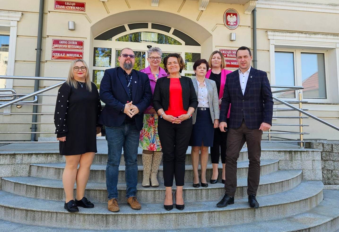 Na zdjęciu partnerzy projektu przed budynkiem Urzędu Miejskiego w Bobolicach