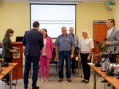 Na zdjęciu Burmistrz Tychowa Robert Falana i Przewodniczący Rady Miejskiej Paweł Kowalski  wręczają gratulacje dla sołtysa sołectwa Pobądz Pani Genowefie Kuczmerze.